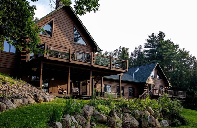 Riverside Retreat–Spacious 5+ Bedroom Cabin on the Little Wolf River! Sleeps 16+