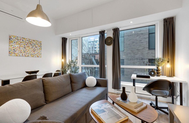 Liv MTL* 50% Off * Downtown 304 Luxury Studio Oasis | Relaxed Getaway + Spacious + Office + Pets Stay Free!