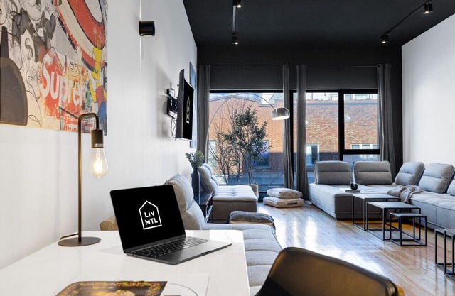 Liv MTL* 60% Off * Plaza 2 Spacious Penthouse | Large Family Retreat + Workers Paradise + Free Street Parking