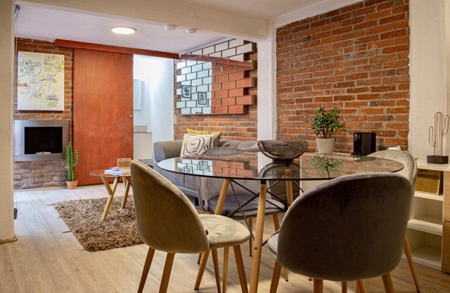 Live Coyoacán and its history in this cozy loft.
