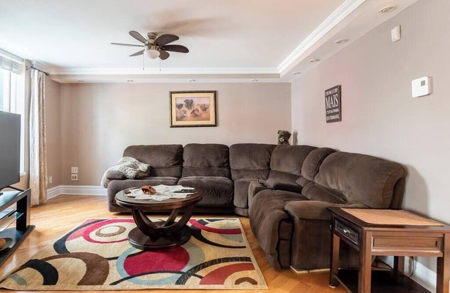 Live like a Montrealer in this 3-bedroom home!