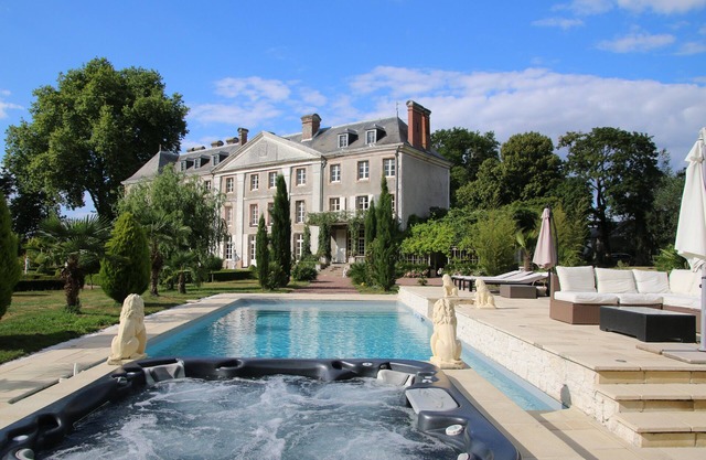 LEBEN WIE ROYALTY IN EINEM RESTAURIERTEN SCHLOSS IM 18. JAHRHUNDERT IM HERZEN DER LOIRE