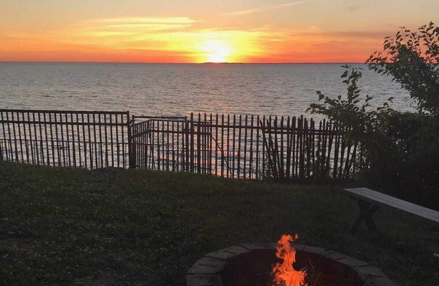 Live on the Lake! 3 Bdr, huge living room, fire pit, cabana, SUNSETS and FUN!