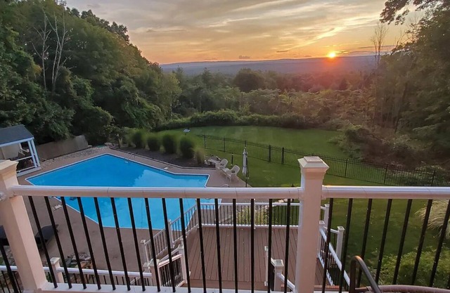 Live the life! Stunning Private Studio Guest Suite in an Avon Mountain Mansion!