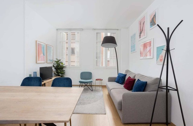 This apartment is a 2 bedroom(s), 1 bathrooms, located in Barcelona, Catalunya.