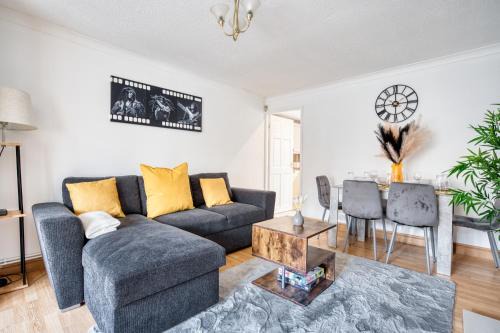 LIVERPOOL HOME with FREE PARKING