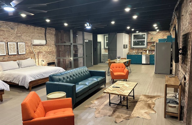 Livie’s Loft Trendy loft on Main Street