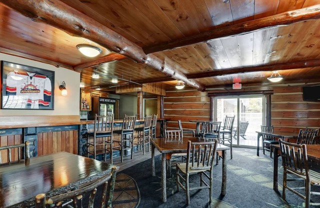 Living Area w/ Fireplace! Theme Suite in Stoney Creek Peoria | 3 Units