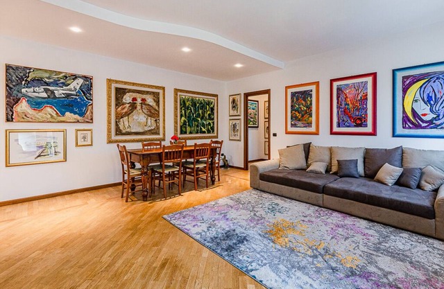 Living in Art * Near The Airport, Wi-Fi, Netflix and Garden