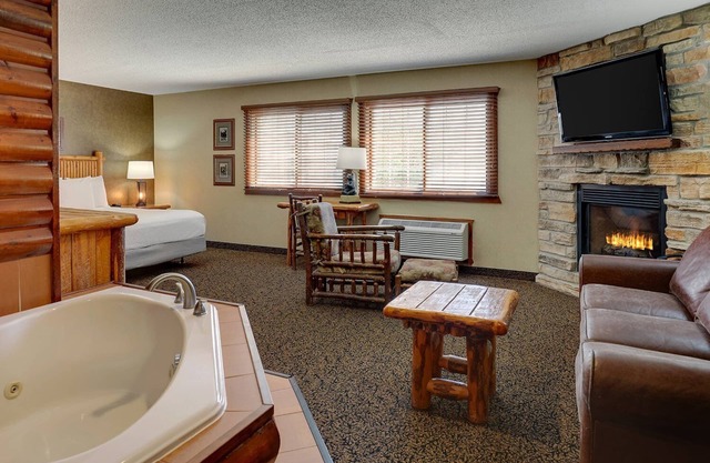 Living Room, Whirlpool, Theme Suite, Stoney Creek Galena | 2 Units