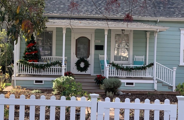Living the Napa dream in this ideally located Yountville cottage.
