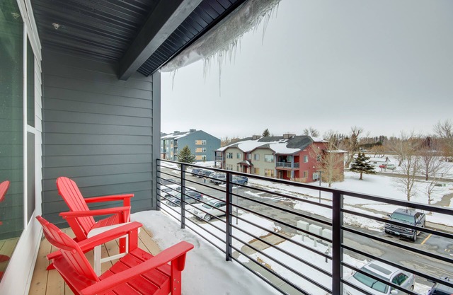 Livingston Condo w/ Balcony - 2 Mi to Downtown!
