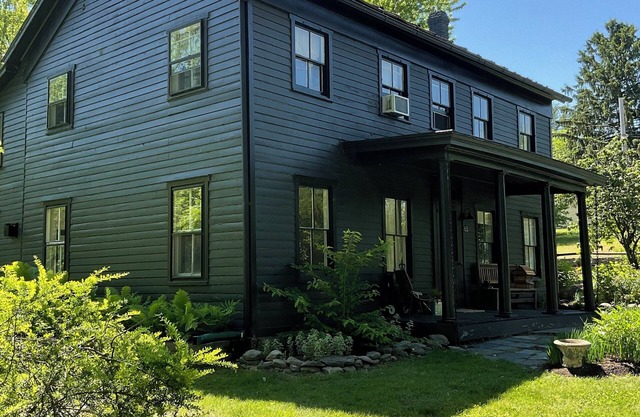 Livingston Farmhouse with hot tub and sauna