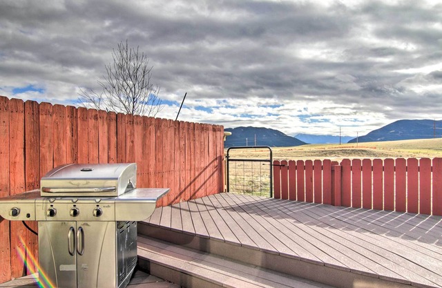 Livingston House w/ Mtn Views, Deck & Grill!