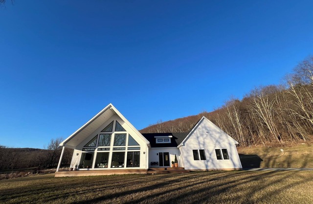 Livingston Manor Lodge - brand new, modern upstate house - 10 min from town