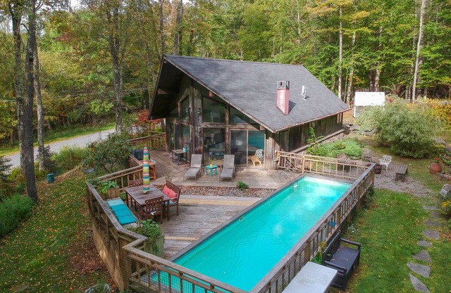 Schöner Pool und See Catskills Getaway
