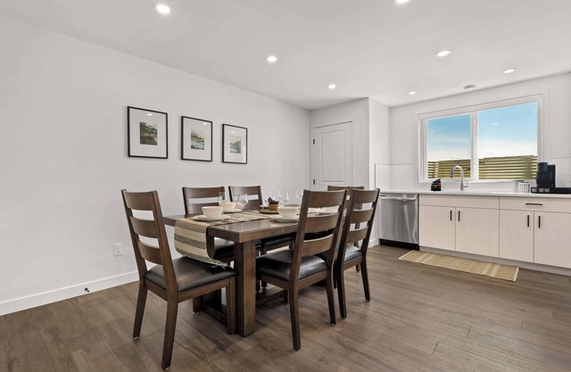 Livingston Way | Family-Friendly Retreat | 55" TV!
