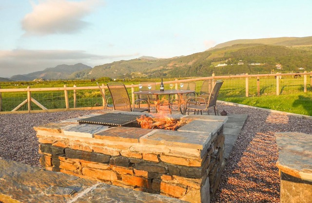 LLARIOS, country holiday cottage, with a garden in Fairbourne