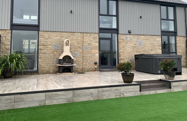 LLAWNROC, pet friendly, with pool in Mullion