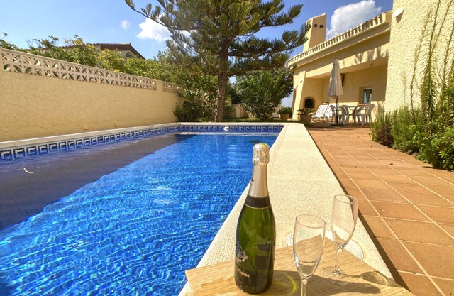 Beeindruckende Villa mit privatem Pool in erster Meereslinie des Mar Menor.