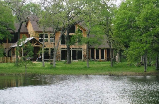 Loblolly Lake: Colorado Lodge trifft auf das Partyparadies von Texas