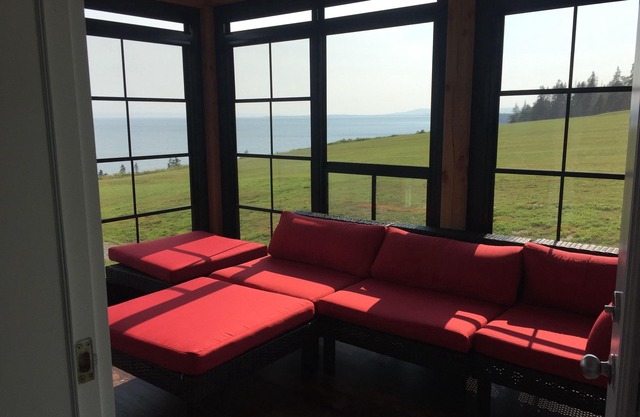 Lobster House: Main Level only - Amazing Views, 2 BR, sleeps 4-5, Pet friendly