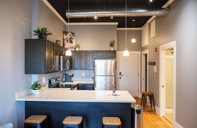 Trendy Loft in Historic Downtown Newark- Local Discounts!