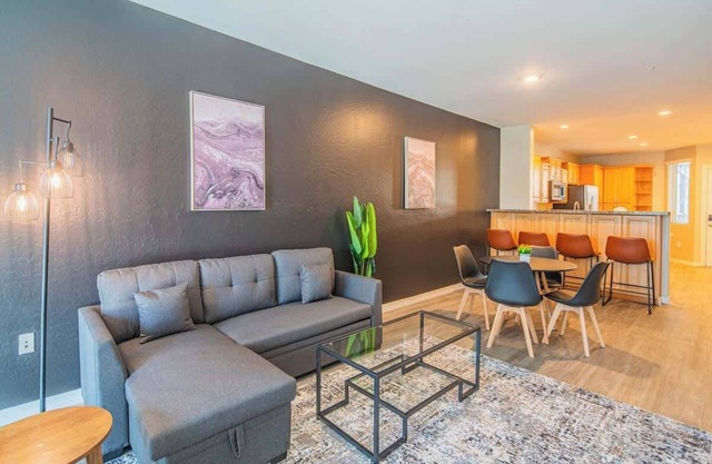 Extensive 2BD near ASU Sloan Pk with WD Parking can Sleeps 8