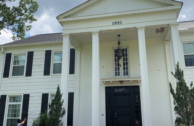 Local landmark 4-bedroom estate with WiFi, AC on large farm in Forest, MS