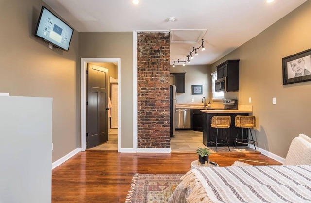 Local Legends Lounge - Walkable to fun- Location!