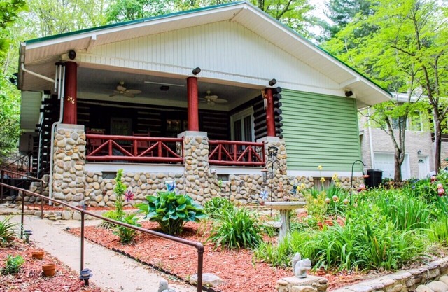 Das Hotel liegt am See JUNALUSKA !! Schöne Blockhütte, moderne Ausstattung, WIFI, HD-TV