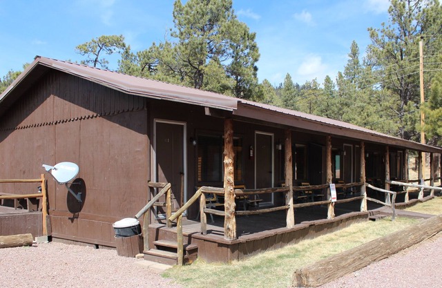 Das Hotel liegt im schönen Alpine, AZ in der historischen Tal-wi-wi-Lodge.