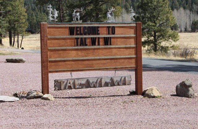 Das Hotel liegt im schönen Alpine, AZ in der historischen Tal-wi-wi-Lodge.