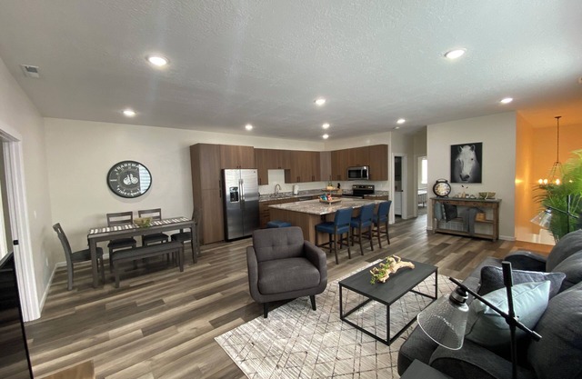 Located in Downtown Evanston, Walking distance to food, shops, and Train Depot.