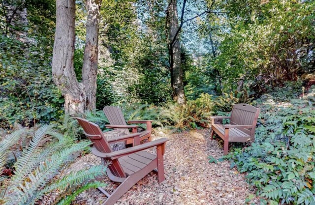 Located in the downtown "Edmonds Bowl", walkable to all the best shops and restaurants