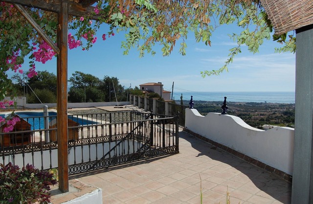Mitten in der Natur gelegen, mit Blick auf das Meer und mit dem Rücken zur Sierra de Churrian