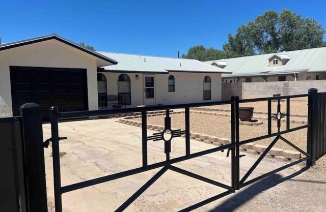 Located in the heart of Albuquerque. Close to old town, easy access to I 40.