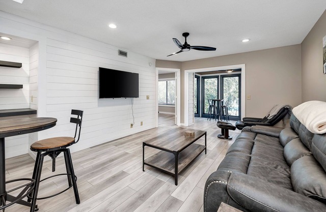 Courtside Villa - Stunning, Open Concept Contemporary 2BR/2BA, mid-island