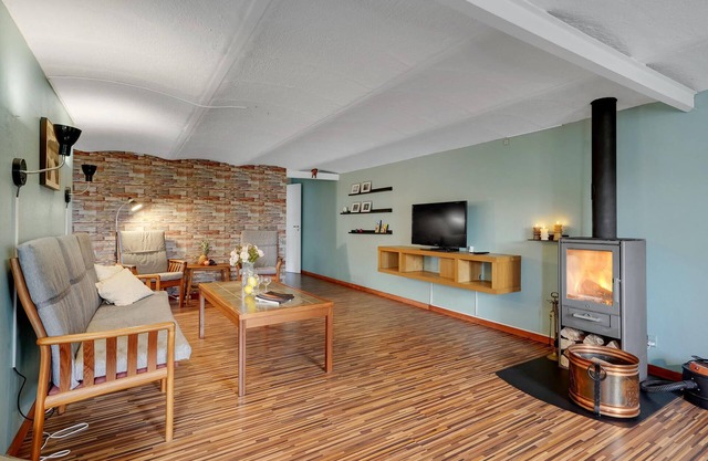 Located near the Wadden Sea, this country house with large grounds welcomes you.