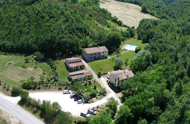 Das Hotel liegt an der Grenze zwischen den Marken und Umbrien auf halbem Weg zwischen Gubbio und Urbino
