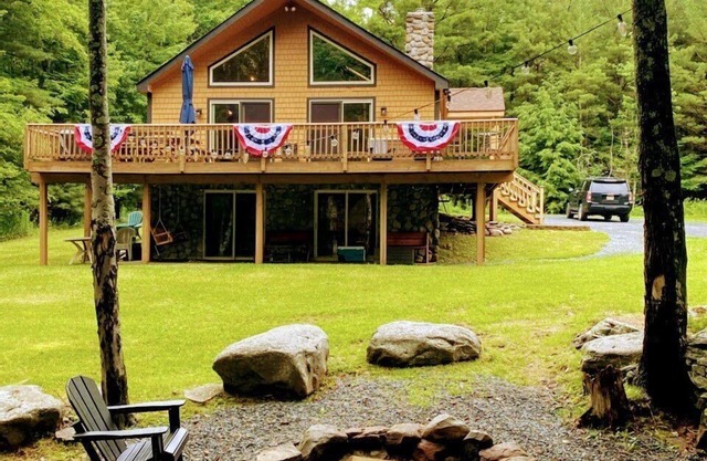 Located within 10 minutes from both Windham Mountain and Hunter Mountain!