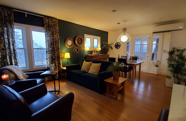 Located within walking distance from the Famous Niagara Falls and the atractions