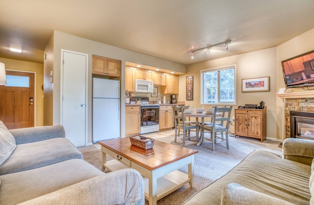 Genießen Sie Bend von dieser Wohnung im ersten Stock mit Gaskamin und Zugang zu einem Fitnesscenter.