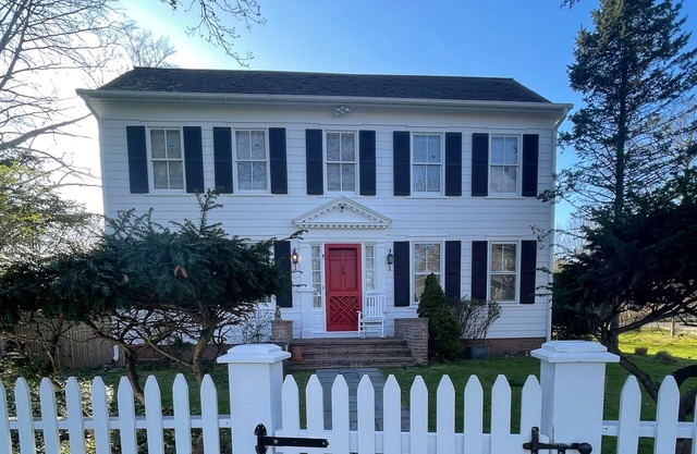 Location: Beautiful Farm House, Walk to Shops, Walk to Beach & Walk from Jitney!