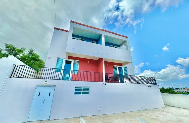 LOCATION! Beautiful Views ! Tranquility ! Restaurants Nightlife 5 min drive!