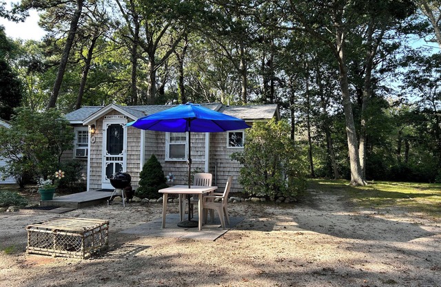 Charming Quiet Country Cabin, beheizter Salzpool, 1 Meile zum Strand, zu Fuß zum Minigolf
