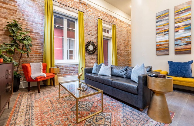 🐊LOCATION & CONDO to Stay in When Visiting DOWNTOWN NOLA! QN Sleeper Sofa & 15 ft Ceilings!🐊