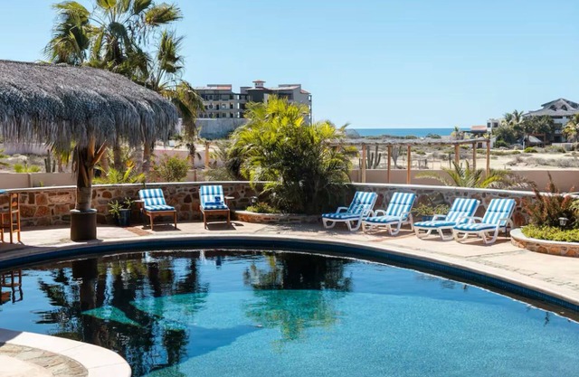 Location is Everything! Pool, Jacuzzi & Privacy!