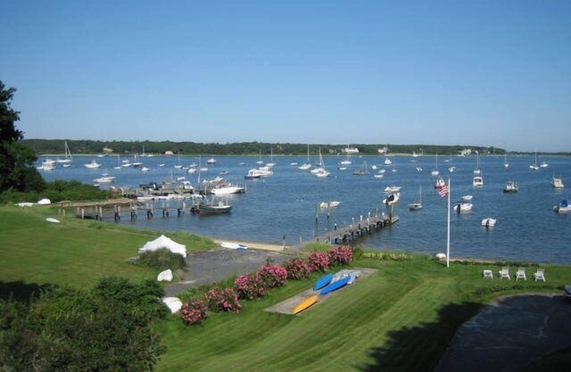 Lage, Lage - direkt am Strand mit Blick auf den Hafen von Cotuit.