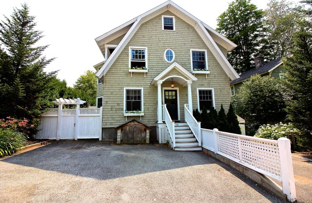 LOCATION! LOCATION! LOCATION! Elegant Acorn Cottage Awaits!